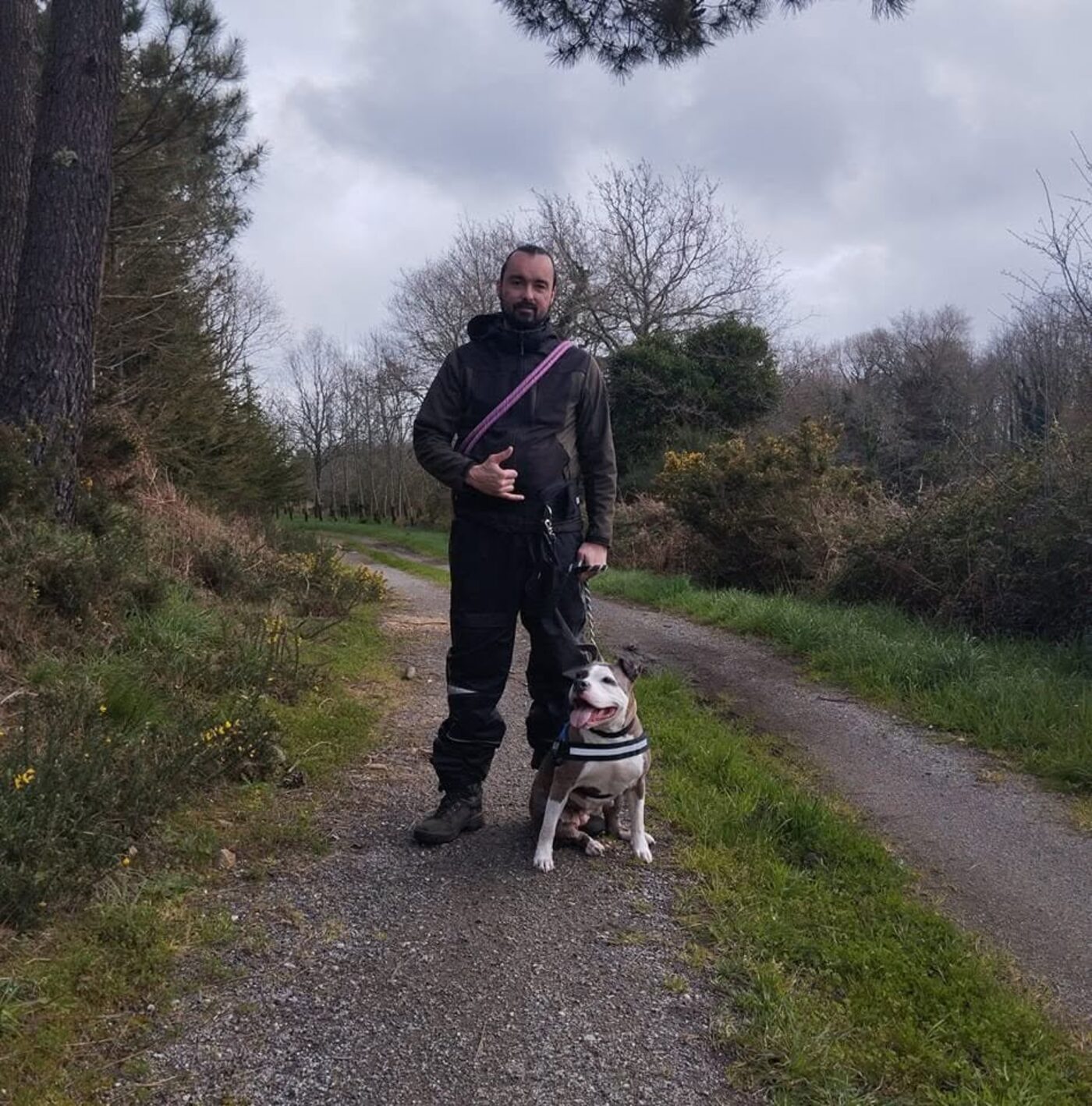David Lenormand, éducateur canin, avec un chien lors d'une balade éducative en forêt